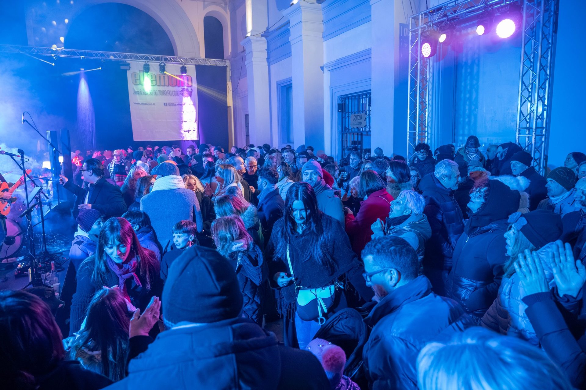 Pubblico di un concerto Ellemono tra Arezzo, Perugia e Romagna